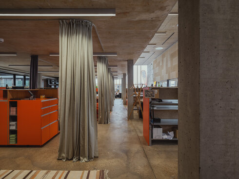 Einblick in den Bürobereich von ap88 Architekten mit Regalen und Schreibtischen